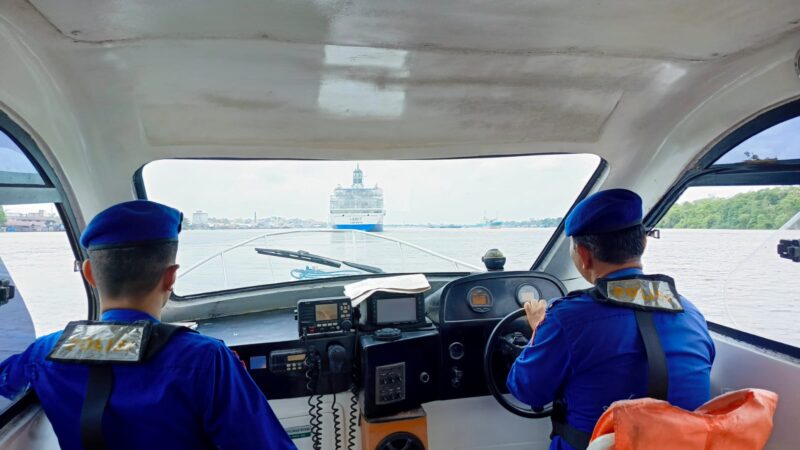 Ditpolairud Polda Kalteng melalui KP XVIII-1004 melaksanakan pengamanan atau pam alur sungai Di DAS Mentaya sebagai rangkaian pam Idulfitri 1447 H, Jumat, 27 Maret 2026.(Foto Ditpolairud Polda Kalteng)