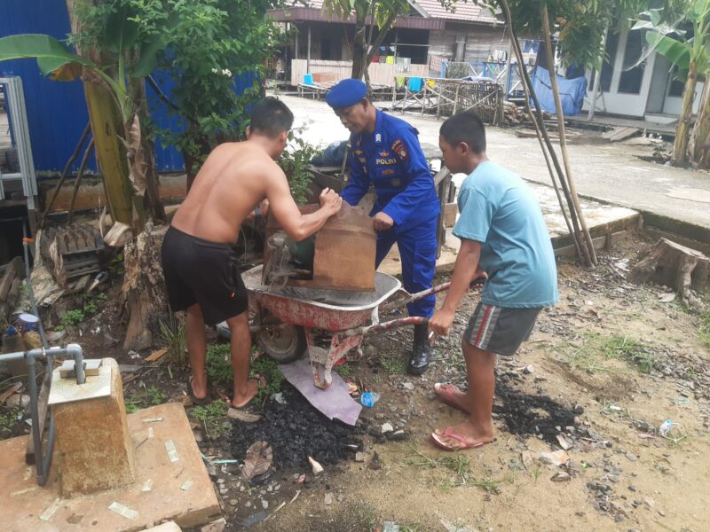 Personel Mako Perwakilan Palangkau Lama Ditpolairud Polda Kalteng melaksanakan program Polisi Penolong Masyarakat di tengah komunitas lokal, Selasa, 31 Maret 2026.(Foto Ditpolairud Polda Kalteng)
