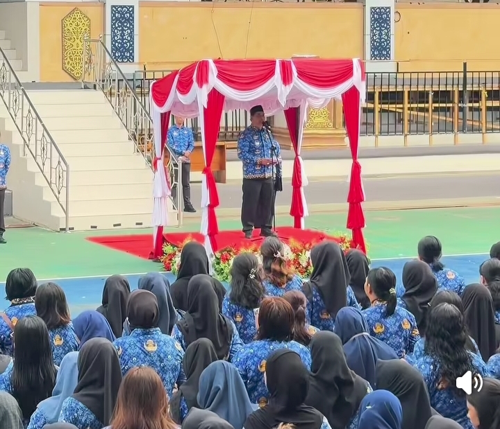 Bupati Barito Utara Shalahuddin memimpin apel gabungan ASN di Arena Tiara Batara, Muara Teweh, Jumat, 2 Januari 2026.(dok Diskominfosandi Barito Utara/tegak lurus.net)