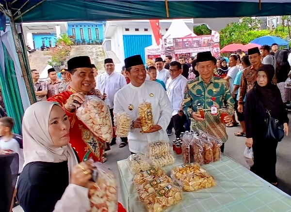 Bupati Barito Utara Shalahuddin bersama Wabup Felix SY. Tingan, dan Sekda Muhlis meninjau pasar wadai ramadan, di Muara Teweh, Kamis, 19 Februari 2026.(foto ray/tegaklurus.net)