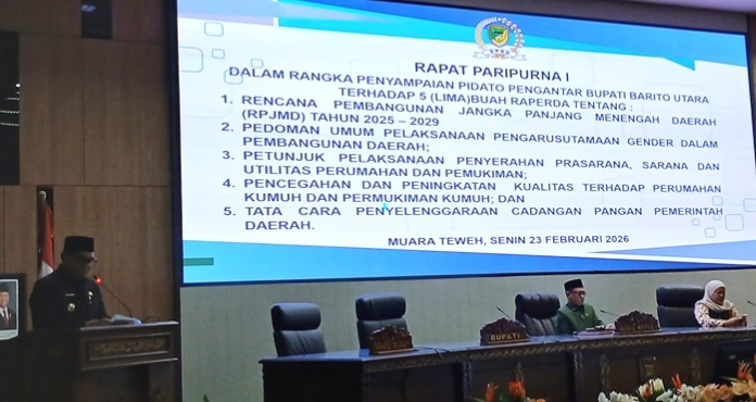 Bupati Barito Utara Shalahuddin menyampaikan pidato pengantar terhadap lima Raperda pada rapat paripurna I masa sidang II di Muara Teweh,  Senin, 23 Februari 2026.(foto : tegaklurus.net)
