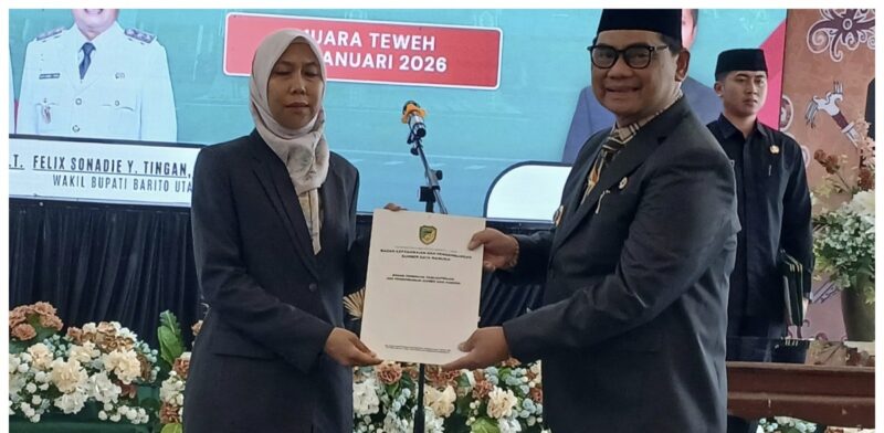 Bupati Barito Utara menyerahkan SK kepada Plt. Direktur baru RSUD Muara Teweh, dr. Wahidah Asurawati.(foto : melki/tegaklurus.net)  