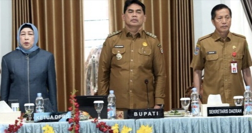 Bupati Barito Utara Shalahuddin bersama Ketua DPRD Mery Rukaini, menghadiri kegiatan Musrenbang Kecamatan Teweh Tengah di Muara Teweh, Selasa, 10 Februari 2026.(dok Diskominfosandi Barito Utara/tegaklurus.net)