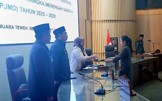 Juru bicara F-PDIP Naruk Saritani menyerahkan pendapat akhir fraksi terhadap Raperda RPJMD 2025-2029 kepada pimpinan rapat paripurna di Muara Teweh, Selasa, 10 Maret 2026.(Foto Hersan/Tegaklurus.net)
