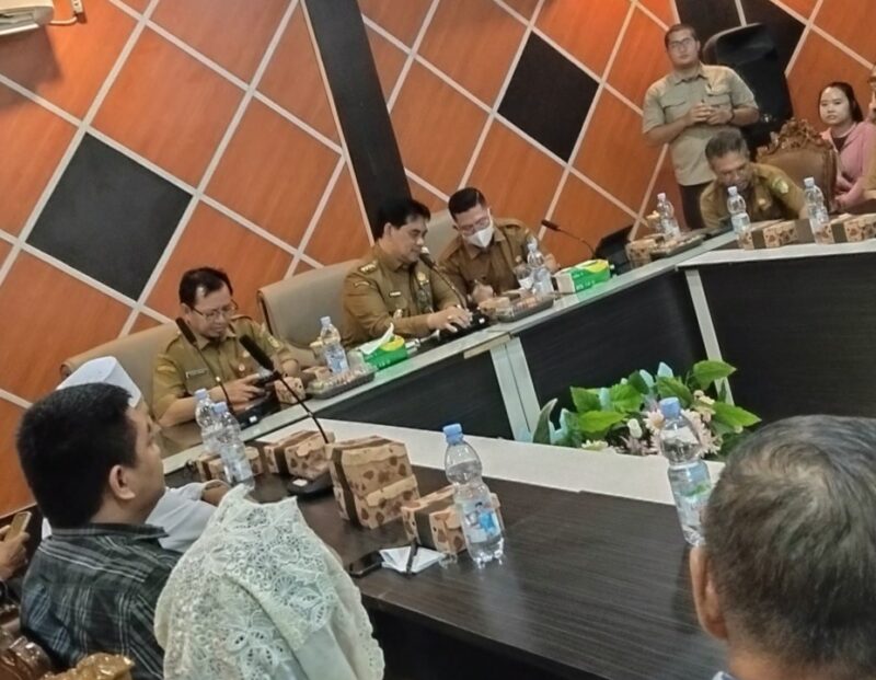 Bupati Barito Utara Shalahuddin didampingi asisten III, kadis PUPR, dan kadis Perkimtan menghadiri kegiatan sosialisasi pelebaran jalan di Muara Teweh, Senin, 12 Januari 2026.(foto : tegaklurus.net/abram)
