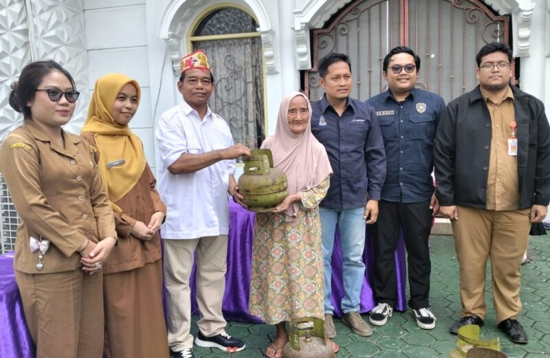 Anggota DPRD Kabupaten Barito Utara sekaligus Ketua DPC Gerindra Tajeri, didampingi petugas Disdagrin dan perwakilan agen LPG 3 Kg bersubsidi menyerahkan gas secara simbolis kepada seorang warga, Senin, 9 Februari 2026.(Foto dok)
