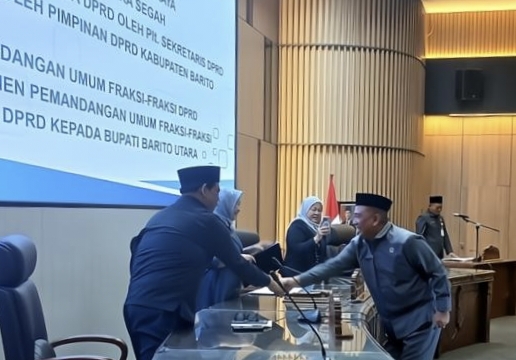 Juru bicara F-PDIP, Suparjan Efendi menyerahkan pemandangan umum fraksi terhadap lima raperda kepada pimpinan DPRD di Muara Teweh, Senin, 2 Maret 2026.(foto : Hersan/Tegaklurus.net)