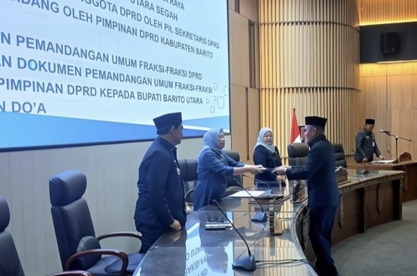 Ketua Fraksi Aspirasi Rakyat Hasrat menyerahkan pemandangan umum fraksi terhadap lima raperda kepada ketua DPRD, saat rapat paripurna di Muara Teweh, Senin, 2 Maret 2026.(foto : Hersan/tegaklurus.net)