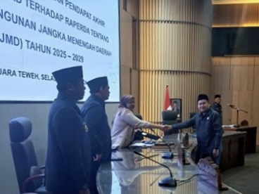 Juru bicara F-PKB Suhendra, menyerahkan pendapat akhir fraksi terhadap Raperda RPJMD tahun 2025-2029 kepada pimpinan DPRD, saat rapat paripurna di Muara Teweh, Selasa, 10 Maret 2026.(Foto Hersan/Tegaklurus.net)
