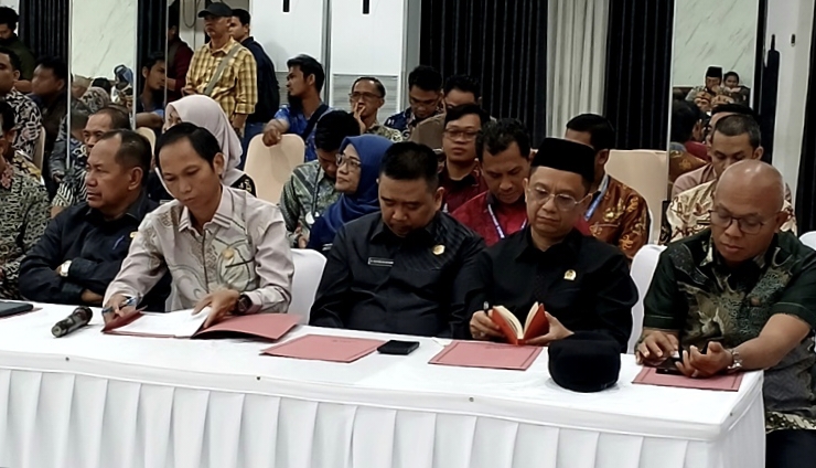Anggota DPRD Barito Utara/PDI-P Taufik Nugraha (kedua dari kanan) dan rekan DPRD lainnya menghadiri Musrenbang RKPD tahun 2027 di Muara Teweh, Kamis, 5 Maret 2026.(Foto Hersan/Tegaklurus.net)

