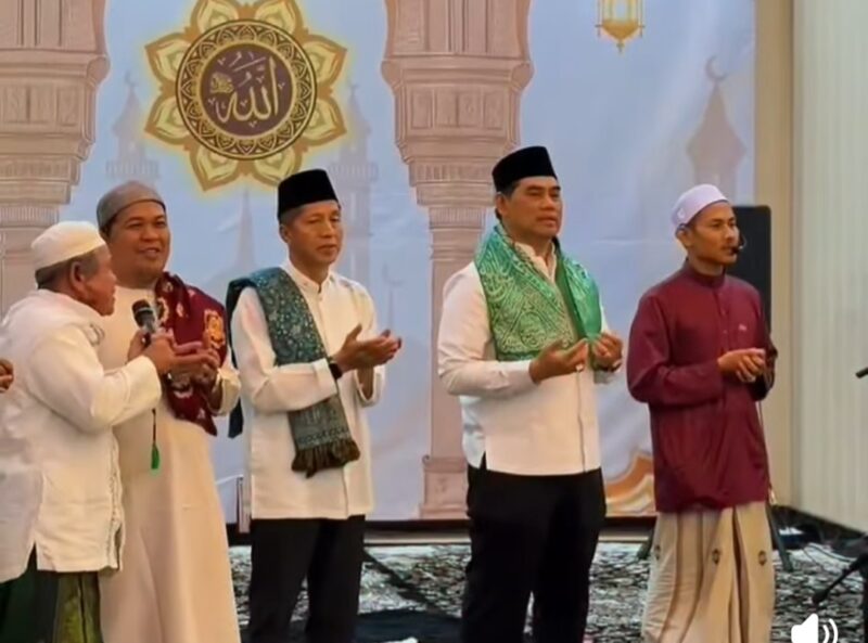 Bupati Barito Utara Shalahuddin bersama para jamaah tadarus Al Qur'an di Muara Teweh, Minggu, 1 Maret 2026 malam.(capture FB Shalahuddin)