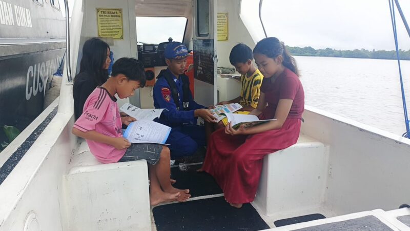 Ditpolairud Polda Kalteng mengembangkan potensi membaca anak-anak yang berkunjung ke Kapal Melek Huruf (KMH) KP XVIII-1004 DAS Mentaya, Kabupaten Kotawaringin Timur, Rabu, 1 April 2026.(Ist/Ditpolairud Polda Kalteng)