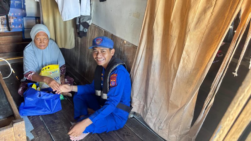 Ditpolairud Polda Kalteng melalui Kapal Polisi KP XVIII-2001 memberikan bantuan sosial kepada masyarakat di bantaran Sungai Barito, Buntok, Kabupaten Barito Selatan, Senin, 6 April 2026.(Ist/ Ditpolairud Polda Kalteng) 