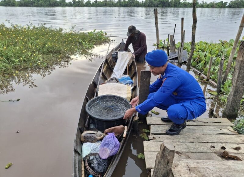 Personel Ditpolairud Polda Kalteng menolong berbagai kegiatan masyarakat di Desa Palangkau Lama, Kabupaten Kapuas, Jumat, 10 April 2026.(Foto Ditpolairud Polda Kalteng)