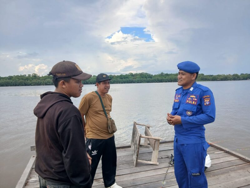Personel Mako Perwakilan Pendulangan Ditpolairud Polda Kalteng, melaksanakan patroli dialogis di DAS Arut, Desa Tanjung Putri, Kabupaten Kotawaringin Barat, Senin, 13 April 2026 pagi.(Foto : Ditpolairud Polda Kalteng)
