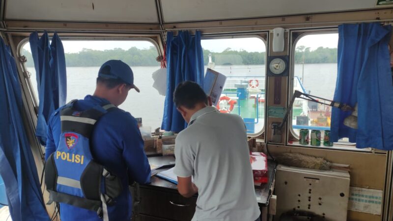 Dalam upaya menjaga keamanan wilayah perairan, Kapal Polisi XVIII-2004 melaksanakan patroli perairan di sekitar DAS Kumai, Senin, 13 April 2026.(Ist/Ditpolairud Polda Kalteng) 
‎