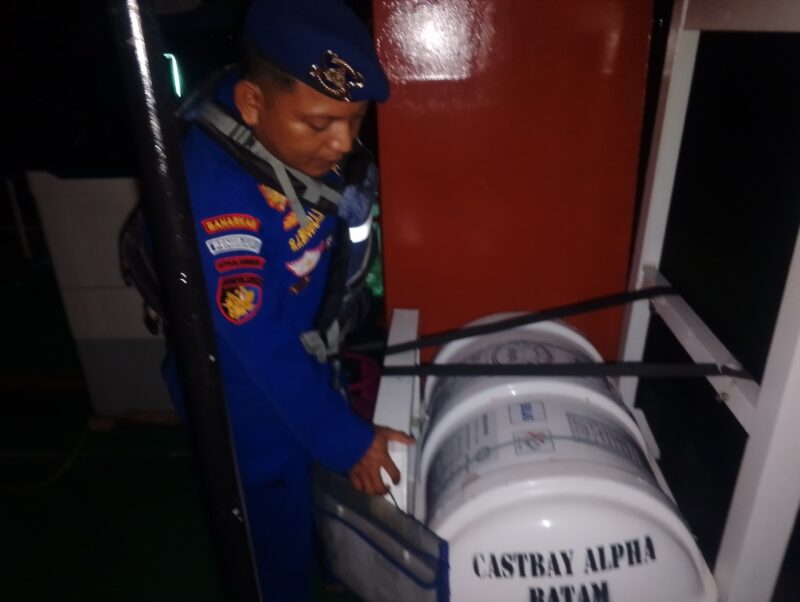 Ditpolairud Polda Kalteng lewat  Kapal Polisi XVIII-2002 melaksanakan patroli rutin  menertibkan alur pelayaran di DAS Kahayan, Selasa, 14 April 2026.(Foto Ditpolairud Polda Kalteng) 
‎