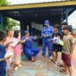 Anak-anak pesisir Sungai Mentaya berkunjung dan antusias membaca di KP XVIII-2006 Ditpolairud Polda Kalteng, Selasa, 14 April 2026 pagi.(Ist/Ditpolairud Polda Kalteng) 
