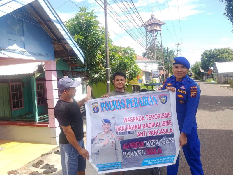 Anggota Ditpolairud Polda Kalteng  di DAS Seruyan melaksanakan sambang ke masyarakat sekitar untuk memberikan imbauan dan edukasi tentang pentingnya waspada terhadap terorisme dan paham radikalisme anti Pancasila, Sabtu, 18 April 2026.(Foto Ditpolairud Polda Kalteng