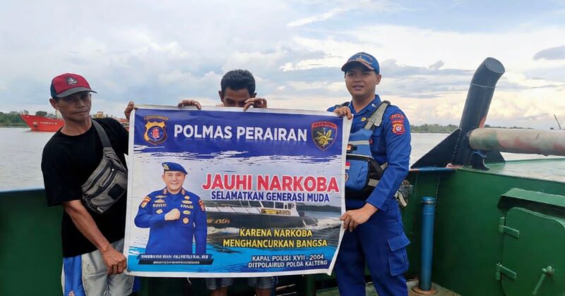 Mencegah peredaran narkoba dan penyalagunaannya, anggota Ditpolairud Polda Kalteng melalui Kapal Patroli KP XVIII -2004 di DAS Kumai menyosialisasikan bahaya narkoba di lingkungan masyarakat, Sebtu, 18 April 2026.(Ist/Ditpolairud Polda Kalteng) 
