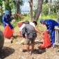 Anggota Ditpolairud Polda Kalteng Kapal Polisi (KP) XVIII-2006 bersama masyarakat  membersihkan pantai di tepi Sungai Mentaya, Kabupaten Kotawaringin Timur, Minggu, 19 April 2026 pagi.(Foto Ditpolairud Polda Kalteng) 