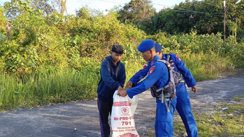 Ditpolairud Polda Kalteng menjadi pelopor bersih-bersih lingkungan sungai di Kabupaten Pulang Pisau, Minggu, 19 April, 2026.(Ist/Ditpolairud Polda Kalteng) 