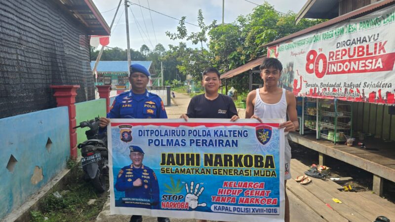 Ditpolairud Polda Kalteng  Marnit Muara Teweh mengimbau masyarakat pesisir DAS Barito menangkal bahaya narkoba, Senin, 20 April 2026).(Ist/Ditpolairud Polda Kalteng) 
‎