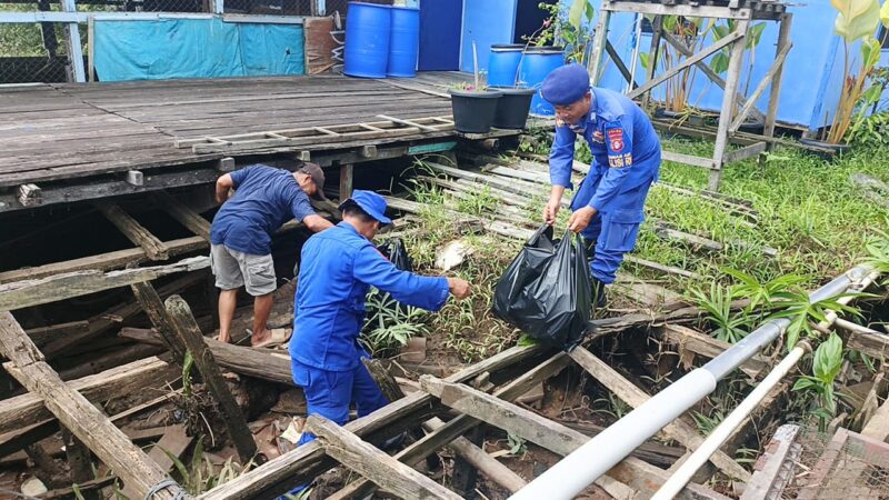 Ditpolairud Polda Kalteng KP XVIII-1004 turun bahu-membahu bersama masyarakat melakukan aksi bersih sungai, Selasa, 21 April, 2026.(Ist/Dirpolairud Polda Kalteng) 