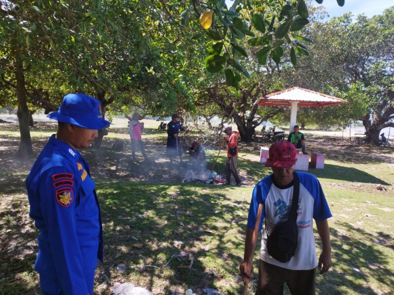 Personel Mako Perwakilan Pegatan Ditpolairud Polda Kalteng, menyampaikan pesan-pesan kamtibmas tentang bahaya narkoba kepada warga Desa Pegatan Hilir, Kabupaten Katingan, Rabu, 22 April 2026.(Foto Ditpolairud Polda Kalteng)