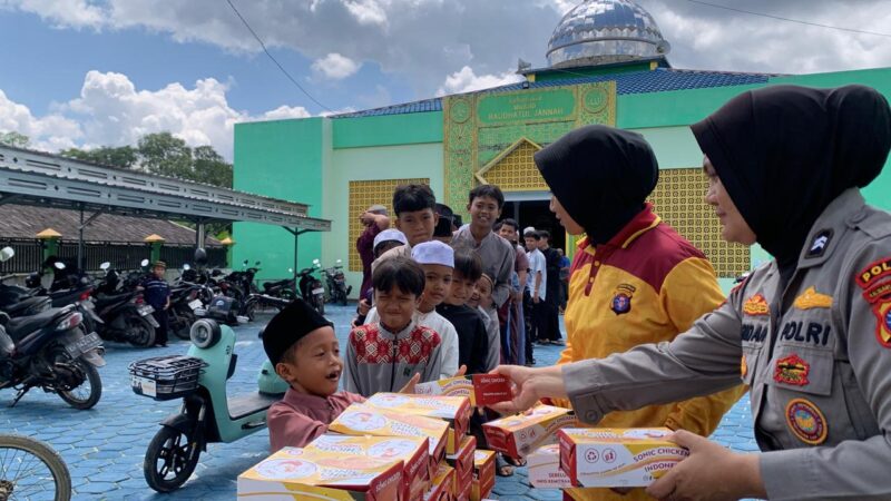 Ditpolairud Polda Kalteng melaksanakan aksi kemanusiaan Jumat Berkah, wujud empati terhadap masyarakat  di Masjid Raudatul Jannah, Sampit, Jumat, 24 April 2026.(Ist/Ditpolairud Polda Kalteng) 