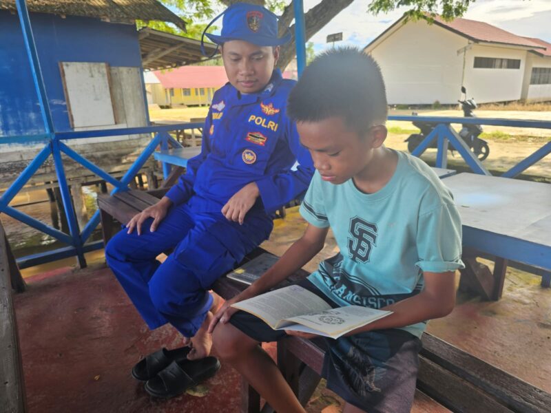 Ditpolairud Polda Kalteng anggota KP XVIII-2007 mendampingi anak-anak yang berkunjung ke Pondok Baca Melek Huruf di Kabupaten Kapuas, Senin, 27 April 2026 pagi.(Ist/Ditpolairud Polda Kalteng)  