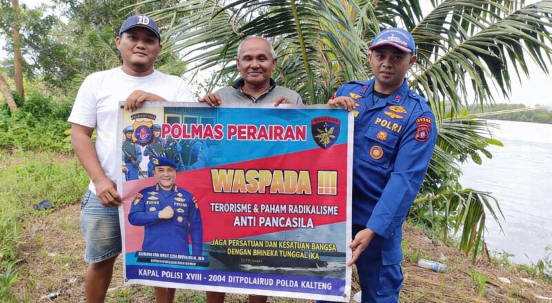 Personel Ditpolairud Polda Kalteng bertugas di KP XVIII - 2004 DAS Kumai, melaksanakan sambang dan mengingatkan masyarakat tentang bahaya terorisme dan radikalisme di Kabupaten Kobar, Selasa, 28 April 2026.(Foto Ditpolairud Polda Kalteng)