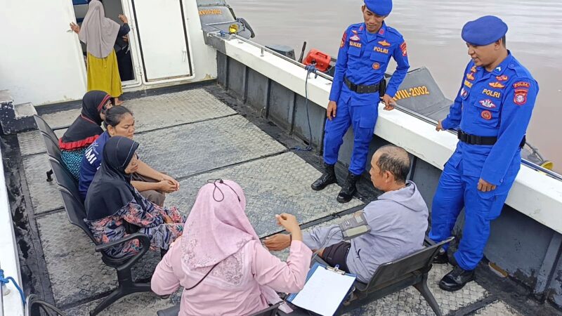 Klinik Terapung Ditpolairud melayani pemeriksaan kesehatan gratis bagi warga Kelurahan Bereng, Kabupaten Pulang Pisau, Rabu, 29 April 2026.(Ist/Ditpolairud Polda Kalteng)
