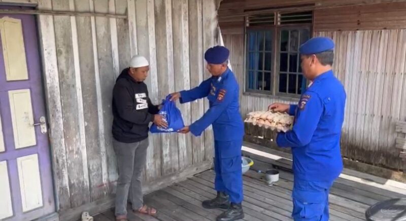 Ditpolairud Polda Kalteng melalui Mako Perwakilan Palangkaraya memberikan bantuan sosial kepada masyarakat DAS Kahayan, Kota Palangkaraya, Kamis, 30 April 2026.(Foto Ditpolairud Polda Kalteng)