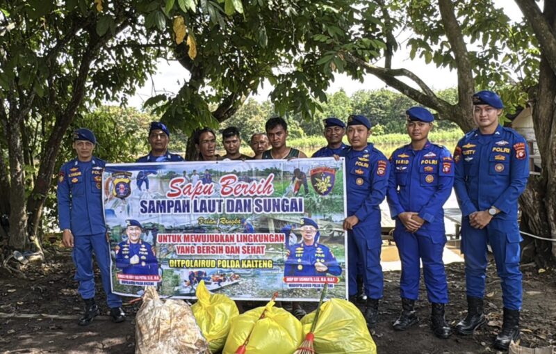 Anggota Ditpolairud Polda Kalteng Mako Perwakilan Palangkaraya DAS Kahayan bersama masyarakat Kampung Tengah membersihkan sampah di DAS Kahayan, Minggu, 5 April 2026.(Ist/Ditpolairud Polda Kalteng) 