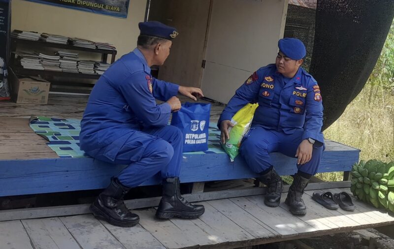 Ditpolairud Polda Kalteng melalui KP XVIII-1004 membagikan bansos kepada masyarakat  DAS Mentaya, Wilayah Ketapang, Kabupaten Kotawaringin Timur, Sabtu, 11 April 2026.(Foto Ditpolairud Polda Kalteng) 