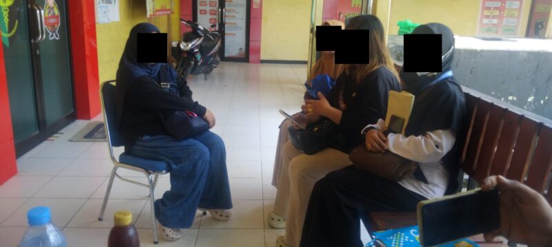 Tiga perempuan korban penipuan berkedok arisan online melaporkan terduga KDA (43)  ke Polres Barito Utara, Kamis, 29 April 2026.(Ist/Tegaklurus.net)
