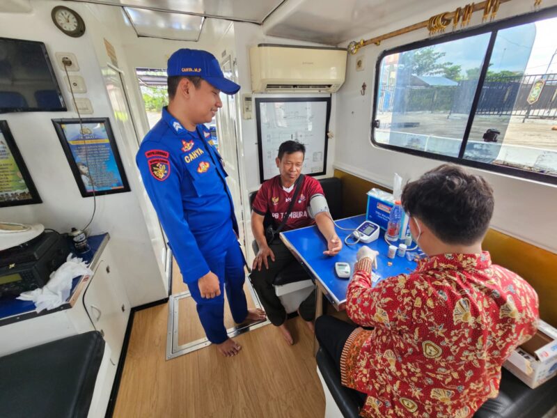 Ditpolairud Polda Kalteng melalui jajaran Kapal Polisi XVIII-2007 berpatroli di DAS Kapuas disulap menjadi Klinik Terapung, demi melayani warga pesisir, Sabtu, 2 Mei 2026.(Foto Ditpolairud Polda Kalteng)