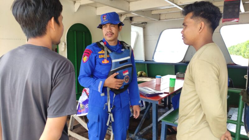 Personel Ditpolairud Polda Kalteng Kapal Patroli KP XVIII-2004 di DAS Kumai menyosialisasikan bahaya narkoba di lingkungan masyarakat, Minggu, 3 Mei 2026.(Foto Ditpolairud Polda Kalteng)