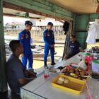 Personel Ditpolairud mengimbau dan mengedukasi tentang pentingnya waspada terhadap bahaya terorisme dan  radikalisme anti Pancasila di Pesisir DAS Kahayan, Selasa, 5 Mei 2026.(Foto Ditpolairud Polda Kalteng) 