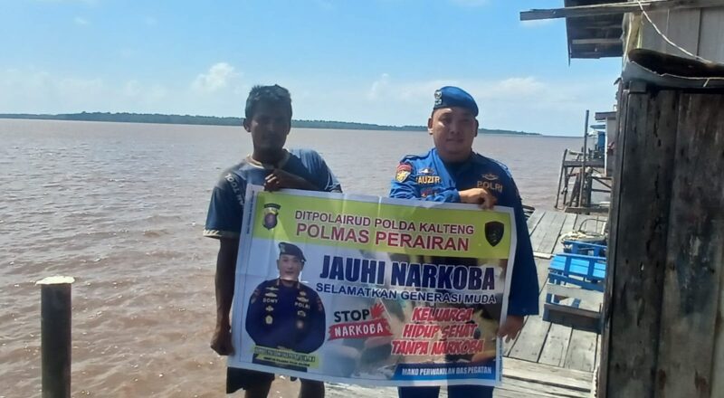 Anggota Ditpolairud Polda Kalteng Kapal Polisi XVIII-1006 DAS Katingan, mengedukasi dan mengimbau masyarakat pesisir memerangi narkoba di Desa Pegatan, Kabupaten Katingan, Kamis, 7 Mei 2026 pagi.(Ist/Ditpolairud Polda Kalteng)