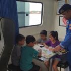 Ditpolairud Polda Kalteng  jajaran Kapal Polisi KP XVIII-2004 DAS Kumai, menyediakan perpustakaan terapung bagi anak-anak sekitar wilayah perairan, Jumat, 8 Mei 2026.(Ist/Ditpolairud Polda Kalteng) 
