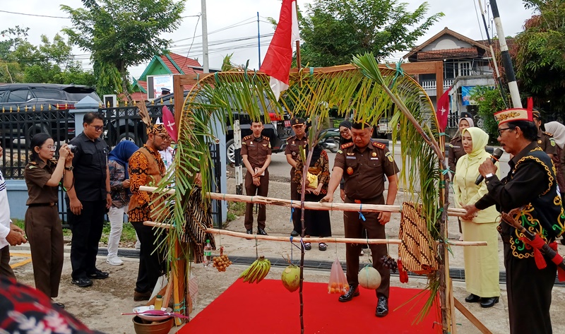 Kepala Kejaksaan Negeri (Kajari) baru Barito Utara, R. Firmansyah didampingi isteri Faradilla Firmansyah, disambut upacara adat Potong Hompong, memasuki hari pertama bertugas di Muara Teweh, Jumat, 8 Mei 2026.(Abram/Tegaklurus.net)