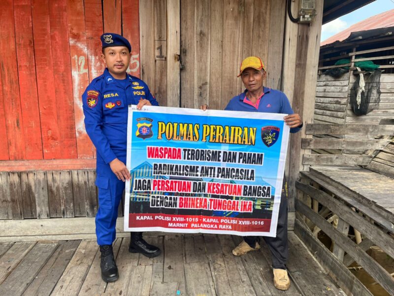 Personel Ditpolairud Polda Marnit Palangkaraya, menjadikan masyarakat garda terdekan tangkal bahaya terorisme dan radikalisme anti Pancasila di pesisir DAS Kahayan, Minggu, 10 Mei 2026.(Ist/Ditpolairud Polda Kalteng)