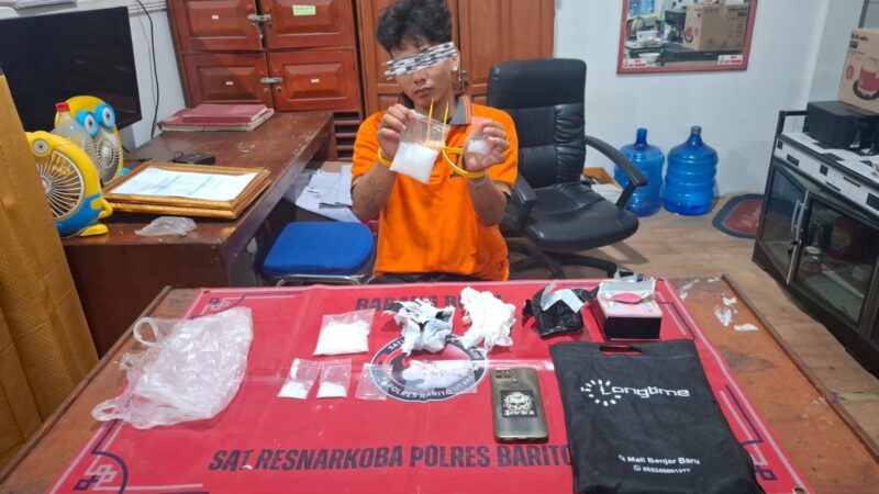 Tersangka pengedar sabu AF (22) ditangkap polisi saat beroperasi di wilayah Merong.(Foto Humas Polres Barito Utara)
