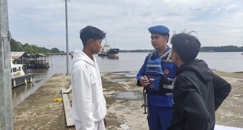 Personel Ditpolairud Polda Kalteng KP XVIII - 2004 di DAS Kumai menyambangi dan mengedukasi masyarakat nelawan ancaman paham anti Pancasila di Desa Kumai Hilir, Kabupaten Kobar, Rabu, 13 Mei 2026.(Foto Ditpolairud Polda Kalteng)
