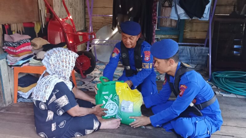 Ditpolairud Polda Kalteng KP XVIII-1004 menyalurkan bansos kepada masyarakat di DAS Mentaya, Kecamatan Mentawa Baru Ketapang, Kabupaten Kotawaringin Timur, Sabtu, 16 Mei 2026.(Foto Ditpolairud Polda Kalteng)