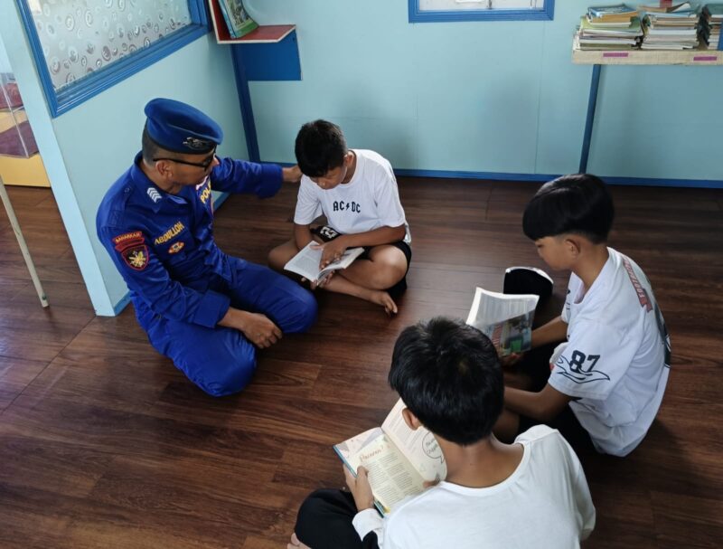 Anak-anak Desa Palangkau Lama mengunjungi Pondok Baca Melek Huruf Ditpolairud Polda Kalteng, Sabtu, 16 Mei, 2026.(Ist/Ditpolairud Polda Kalteng)