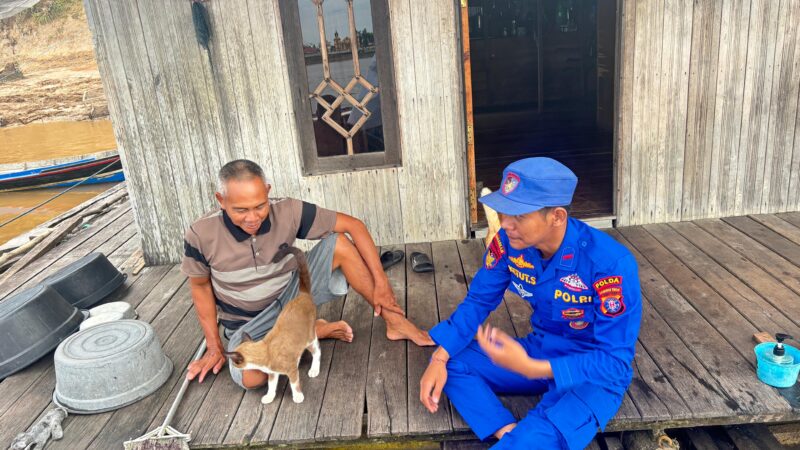 Petugas Ditpolairud Polda Kalteng Kapal Polisi KP XVIII-2001 menyampaikan pesan-pesan kamtibmas kepada masyarakat pesisir di Kelurahan Buntok Kota, Kabupaten Barito Selatan, Kamis, 21 Mei 2026 siang.(Ist/Ditpolairud Polda Kalteng)