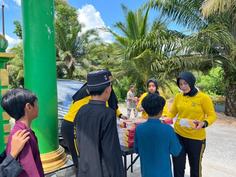 Personel Ditpolairud Polda Kalteng menebarkan kebaikan melalui Junat Betkah keoada jamaah Masjid Raudatul Jannah, Jumat, 22 Mei 2026.(Foto Ditpolairud Polda Kalteng)